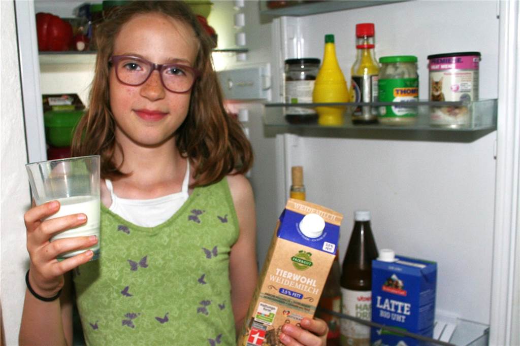 Milchbauer Gerhard Lategahn und der Preiskrieg der Supermärkte Sophia (10) schmeckt die Milch frisch aus der Tüte. Sie fände es gut, wenn die Bauern auch genug Geld dafür bekämen.