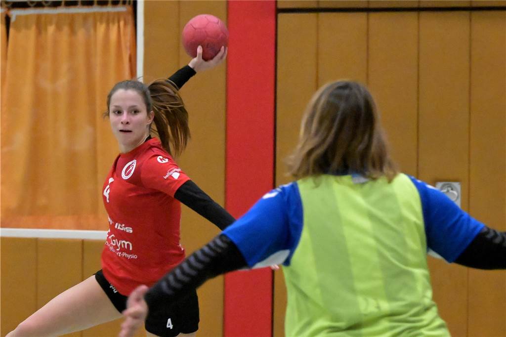 Der Lüner SV bittet Brambauer zum Derby-Tanz Sophia Kockskämper beim Sprungwurf.