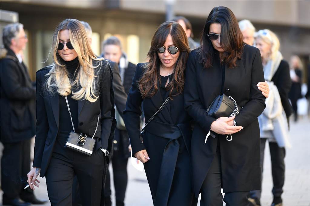 Überraschende Wendung im Streit um Rudi Assauers Testament (l.n.r.) Sophia Thomalla, Simone Thomalla und Katy Assauer kommen am 15. Februar 2019 von der Trauerfeier anlässlich der Beerdigung Rudi Assauers. Alle drei Frauen tragen Schwarz und dazu Sonnenbrillen.