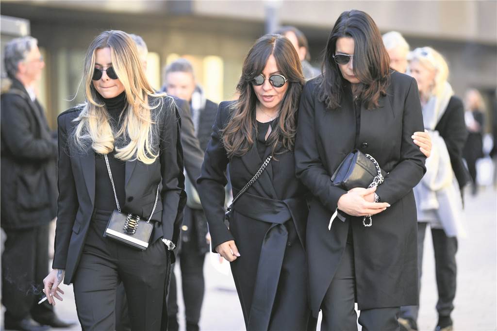 Ex-Frau Britta Assauer klagt an: "Keiner ist für Rudi aufgestanden!" Sophia und Simone Thomalla sowie Katy Assauer (v.l.) bei der Beerdigung von Rudi Assauer.