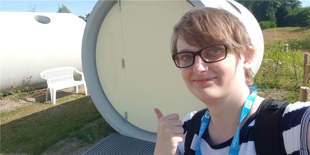 Parkhotel an der Emscher im Test: Ist das Kunst oder kann man da schlafen? Sophia Wibbeke vor Betonröhre des ParkHotels an Hof Emscher-Auen, Castrop-Rauxel in der Nähe der Stadtgrenze zu Dortmund (Stadtteile Ickern/Mengede).