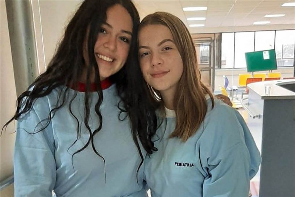 Sophia Zobiegala (r.) mit ihrer ecuadorianischen Freundin Isabell auf der Kinderkrebsstation des Krankenhauses in Cuenca.