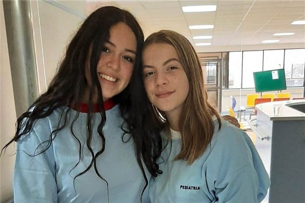 Wegen Coronavirus: Schülerin wurde aus Ecuador evakuiert Sophia Zobiegala (r.) mit ihrer ecuadorianischen Freundin Isabell auf der Kinderkrebsstation des Krankenhauses in Cuenca.