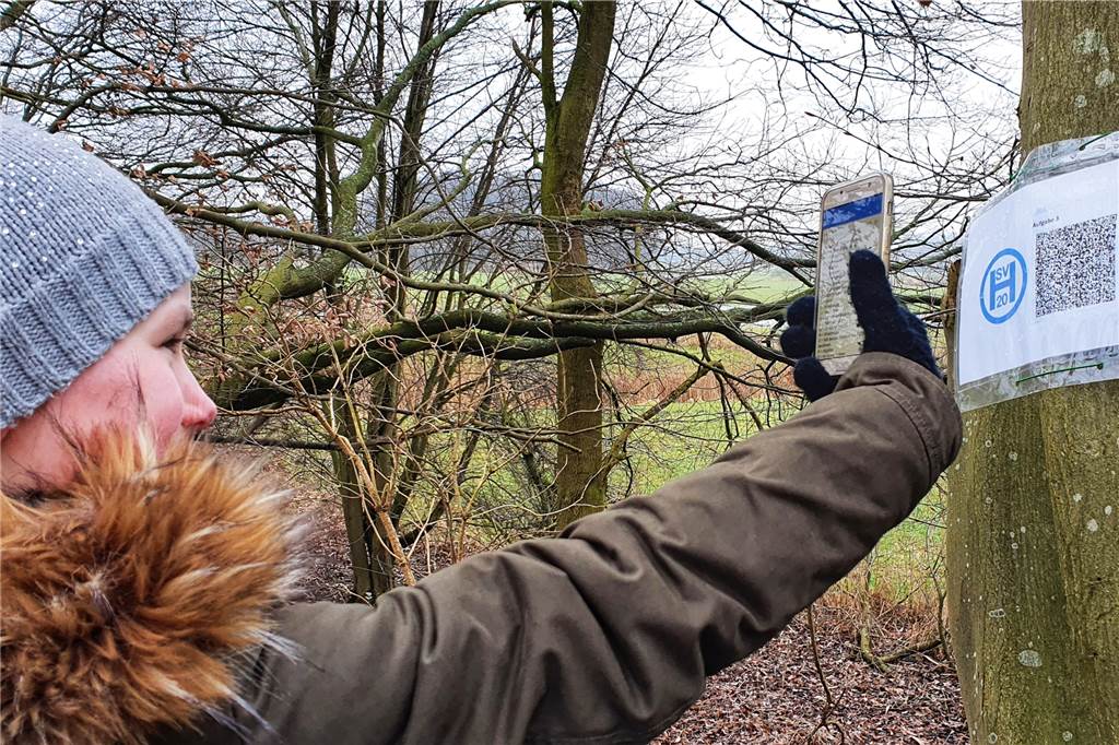 Trimm-Dich-Parcours: Familie Witte fällt nach Test eindeutiges Urteil Sophie (9) scannt mit dem Smartphone den QR-Code, um die Aufgabenstellung zu bekommen.