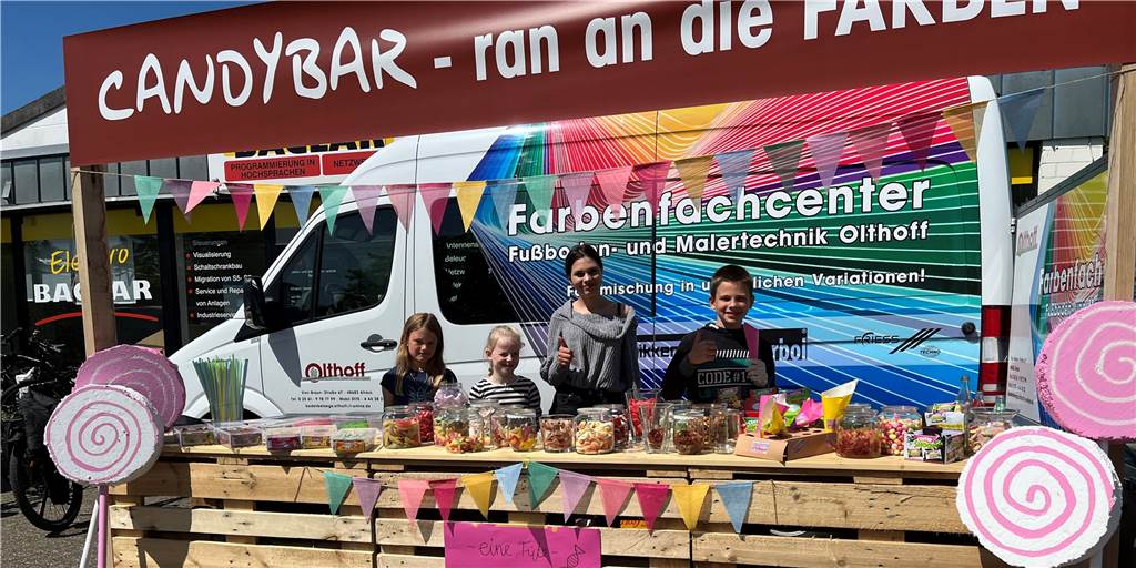 Spannende Einsätze und informative Einblicke – so war die Wirtschaftsschau 2022 in Ahaus Sophie, Anni, Nastia und Jarik verkauften auf der Wirtschaftsschau in Ahaus Süßigkeiten für den guten Zweck.