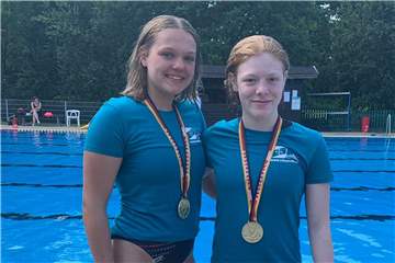 Sophie Gromann und Charlotte Herrschaft (v.l.) sind mit Bayer Uerdingen Deutsche U16-Meisterinnen geworden.