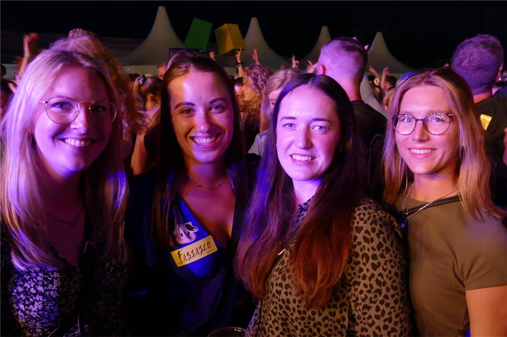 Sophie, Kira, Katrin und Vanessa ließen es auf der Tanzfläche richtig krachen.