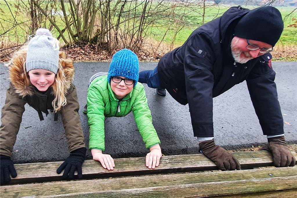 Trimm-Dich-Parcours: Familie Witte fällt nach Test eindeutiges Urteil Sophie, Phillip und Papa Jürgen Witte bei einer Kraftübung auf dem zehn Stationen umfassenden Parcours.