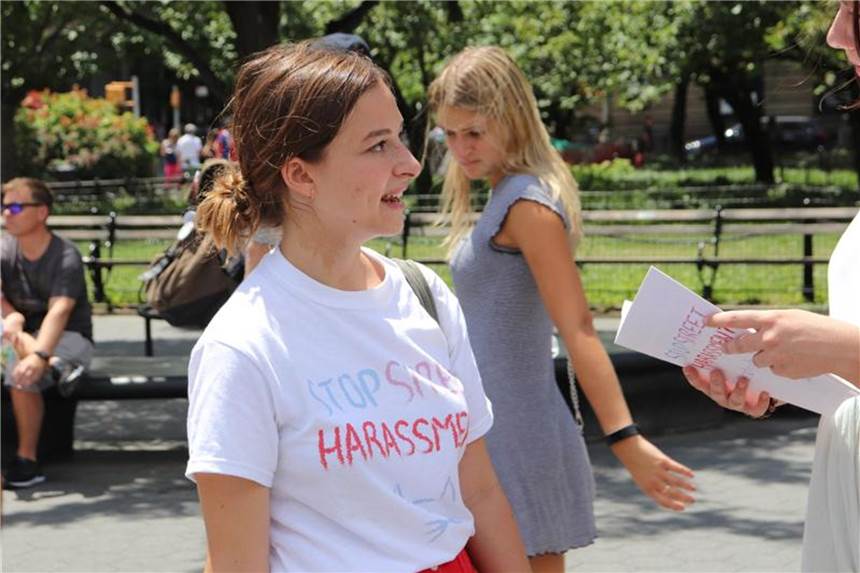New Yorker Frauen wehren sich gegen Belästigung Sophie Sanderberg trifft im Washington Square Park Frauen, die ihre Erfahrungen schildern. Foto: Mamen Sala