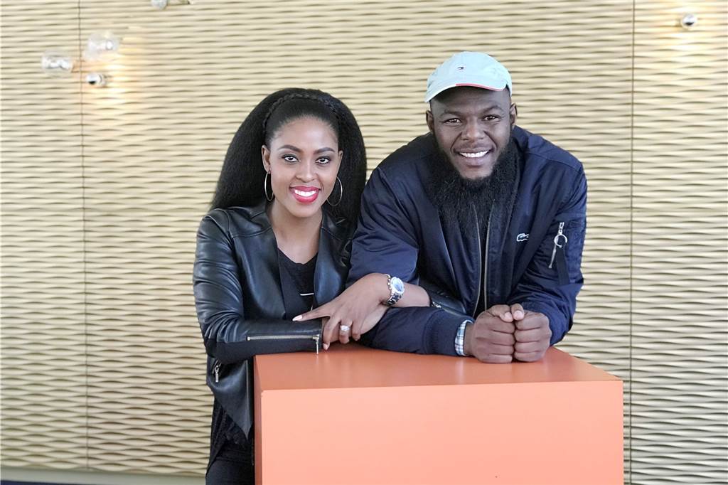 Starke Stimmen aus Südafrika erobern die Dortmunder Opernbühne Sopranistin Kelebogile Besong und Bariton Mandla Mndebele sind zwei der drei Sänger aus Südafrika, die an der Dortmunder Oper engagiert sind.