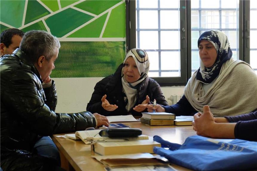 Soraya Houli (r) und Amina Saleh unterrichten Häftlinge in einer Entradikalisierungsklasse im Gefängnis in Mailand-Bollate. Foto: Alvise Armellini