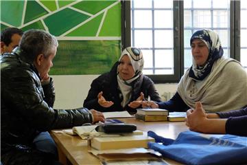 Soraya Houli (r) und Amina Saleh unterrichten Häftlinge in einer Entradikalisierungsklasse im Gefängnis in Mailand-Bollate. Foto: Alvise Armellini