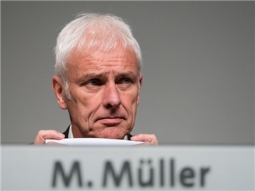 Sorgenvolle Miene: VW-Chef Matthias Müller bei der Hauptversammlung. Foto: Peter Steffen