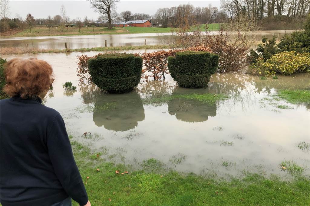 Berkelanrainer in Stadtlohn blicken sorgenvoll aufs Hochwasser Sorgenvoller Blick: Die Berkel macht sich am Ginsterweg in den Gärten breit.