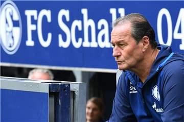 Sorgenvoller Blick: Huub Stevens steht auf Schalke unter Strom.