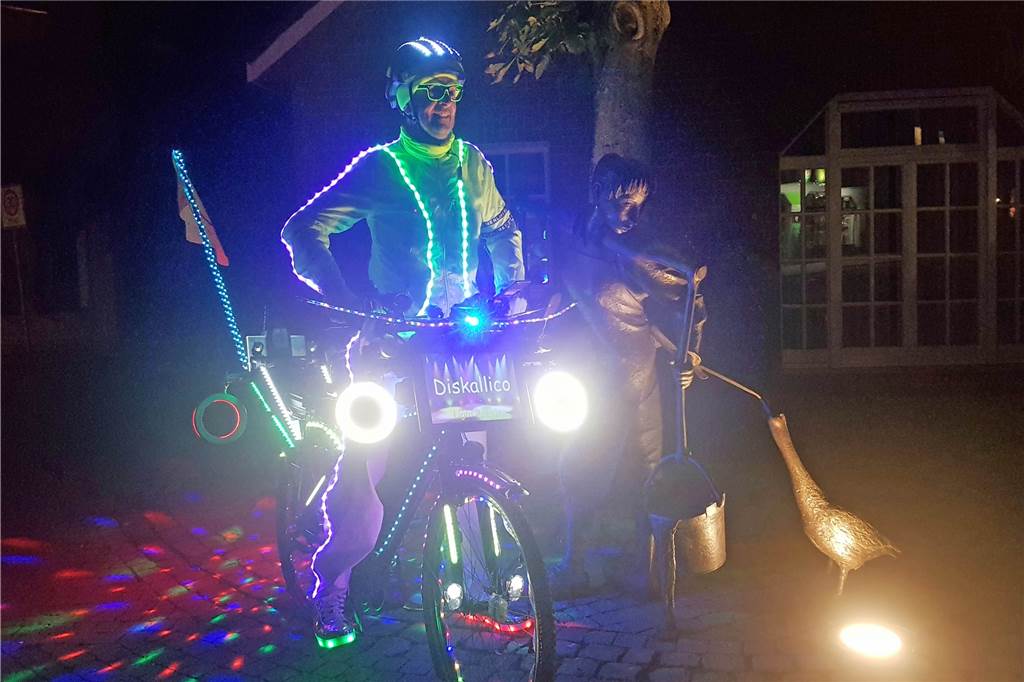 Sorgt in Herbern und Umgebung für Aufsehen: Karl Jehle mit seinem Licht- und Musik-Fahrrad namens Diskallico.