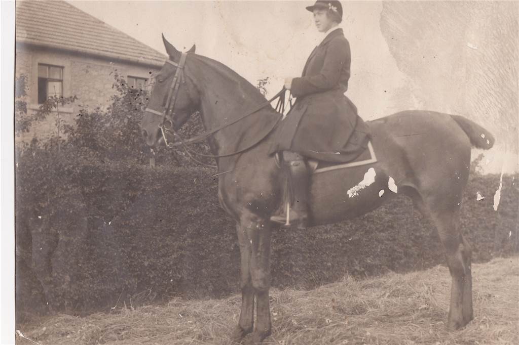 Seit sieben Generationen gehört das Pferd zur Familie Terhörst Sorgte für Aufsehen: Hedwig Decker im Herrensattel.