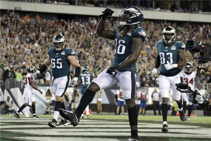 Super-Bowl-Sieger Philadelphia gewinnt Auftakt gegen Atlanta Sorgte für den Sieg: Philadelphias Jay Ajayi (M.). Foto: Michael Perez