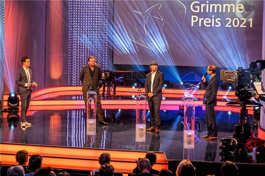 Grimme-Preis: Wenige Zuschauer, viel Spaß Sorgte für eine ganz und gar gelungene Moderation bei der 57. Grimme-Preis Verleihung im Theater Marl: Jo Schück – hier im Gespräch mit (v.l.) Charly Hübner, Lars Jessen und Jan Georg Schütte („Für immer Sommer 90“).