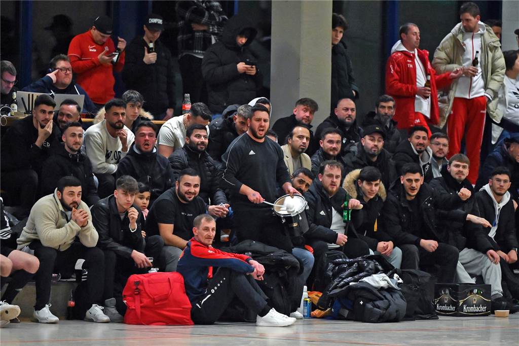 Nach Schlägeri beim BSV Heeren: „Das hat hier gar nichts zu suchen“ Sorgten für Stimmung: Die Fans von TIU Rünthe mit Trommel.