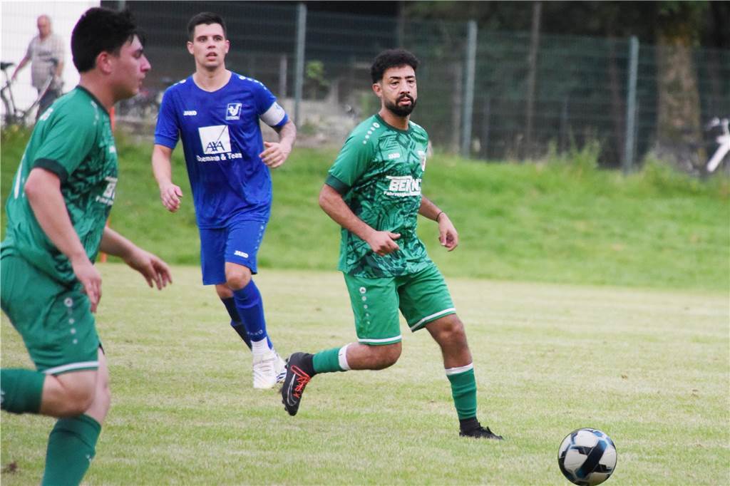Grün-Weiß Barkenberg baut kräftig um: Viel Bewegung im Kader Soufian Nouali verfolgt den Ball