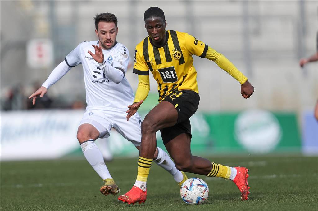 Soumaila Coulibaly im Zweikampf