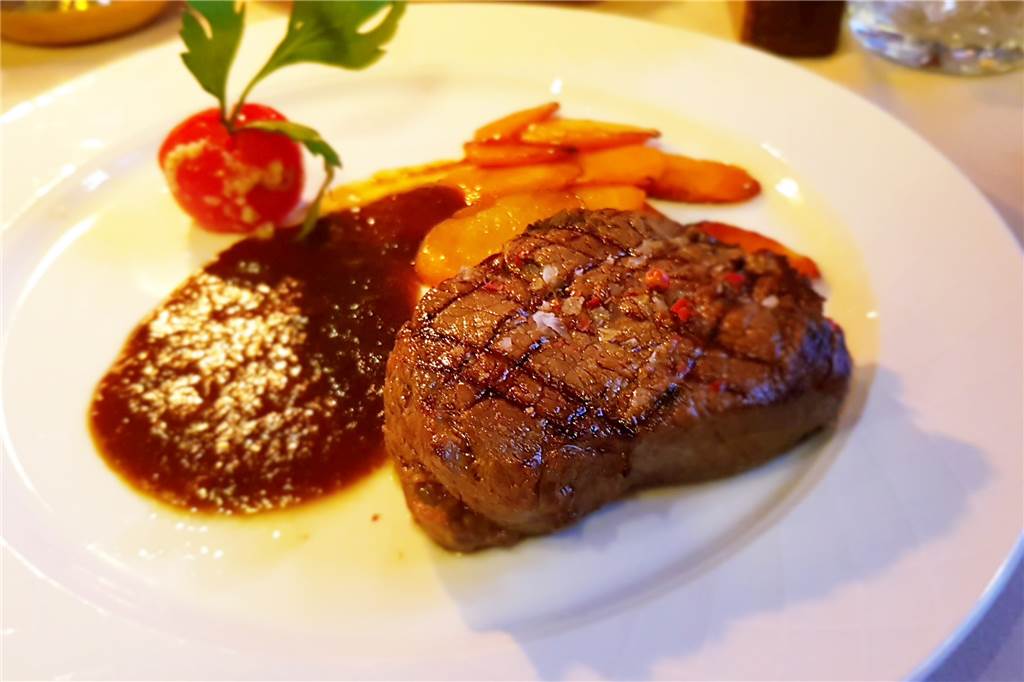 Beim Sherlock´s gibt es bestes Fleisch in toller Atmosphäre – nicht nur für Digital Natives Sous-vide gegrilltes Irish-Sheelin-Filet-Steak mit Sauce und Karotten