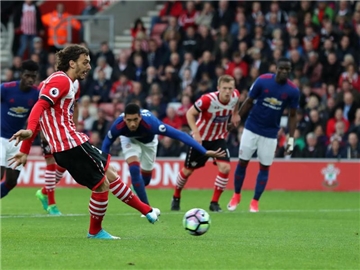 Southamptons Manolo Gabbiadini verschießt einen Elfmeter gegen Manchester United. Foto: Andrew Matthews
