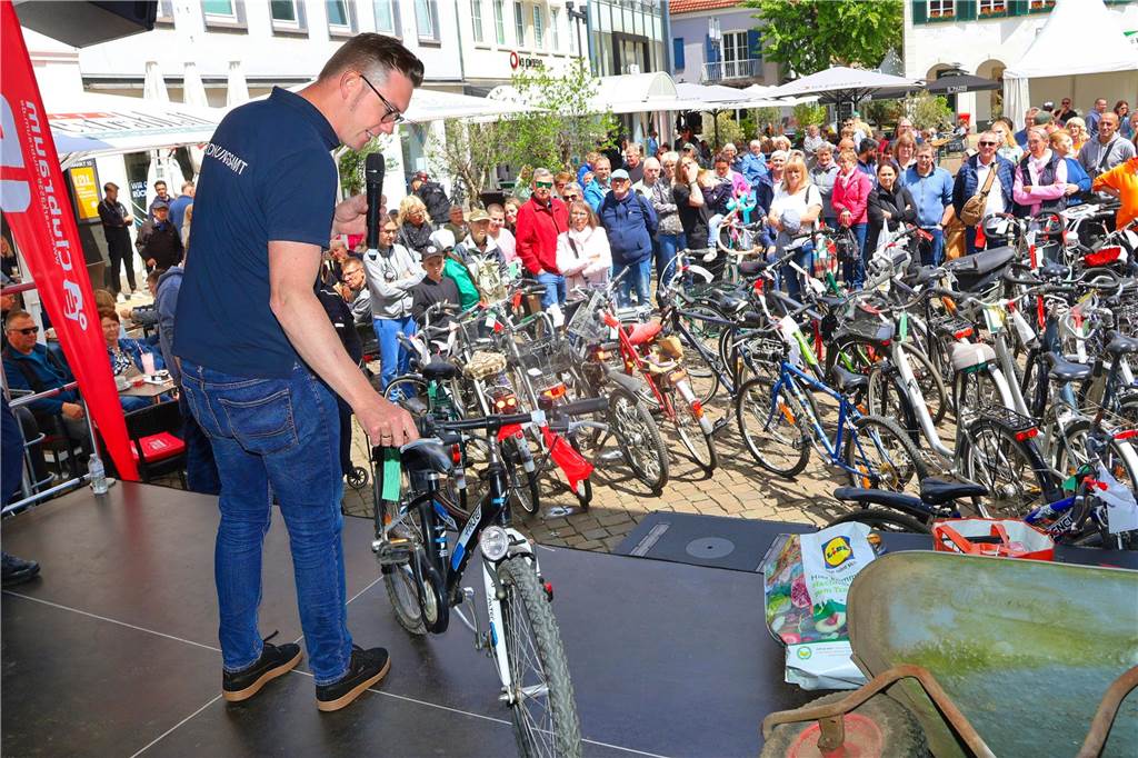 Fundsachenversteigerung: Kim schenkt ihrer Oma ein Elektro-Dreirad für 28 Euro Auktionsleiter Christoph Fortmann präsentiert bei der Fundsachenversteigerung in Dorsten auf der Bühne ein Fahrrad.