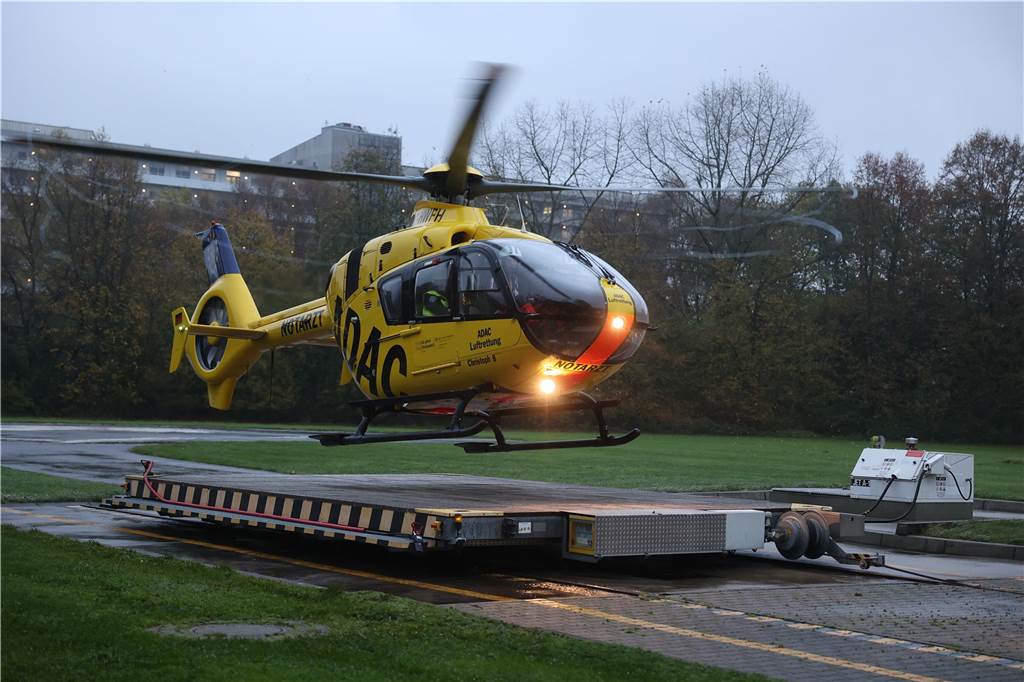 Schwere Unfälle und ein Großbrand: Ein Tag auf dem ADAC-Hubschrauber Ein gelber Hubschrauber hebt ab.