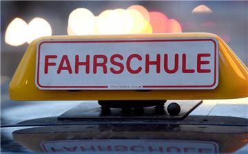 Sowohl die Führerschein-Prüfgebühren als auch die Auto-Hauptuntersuchung beim Tüv werden teurer. 
