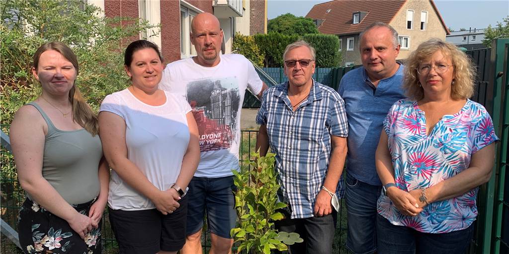 Dortmunder Mieter verzweifeln an krankem Nachbarn: „Bis es eskaliert“ Mieter des betroffenen Hauses und der Vermieter mit seiner Frau. Alle sind mit der derzeitigen Situation unzufrieden.