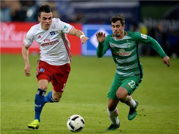 Sowohl für den HSV um Filip Kostic (l) als auch für die Bremer um Fin Bartels geht es um viel im Nordderby. Foto: Daniel Reinhardt