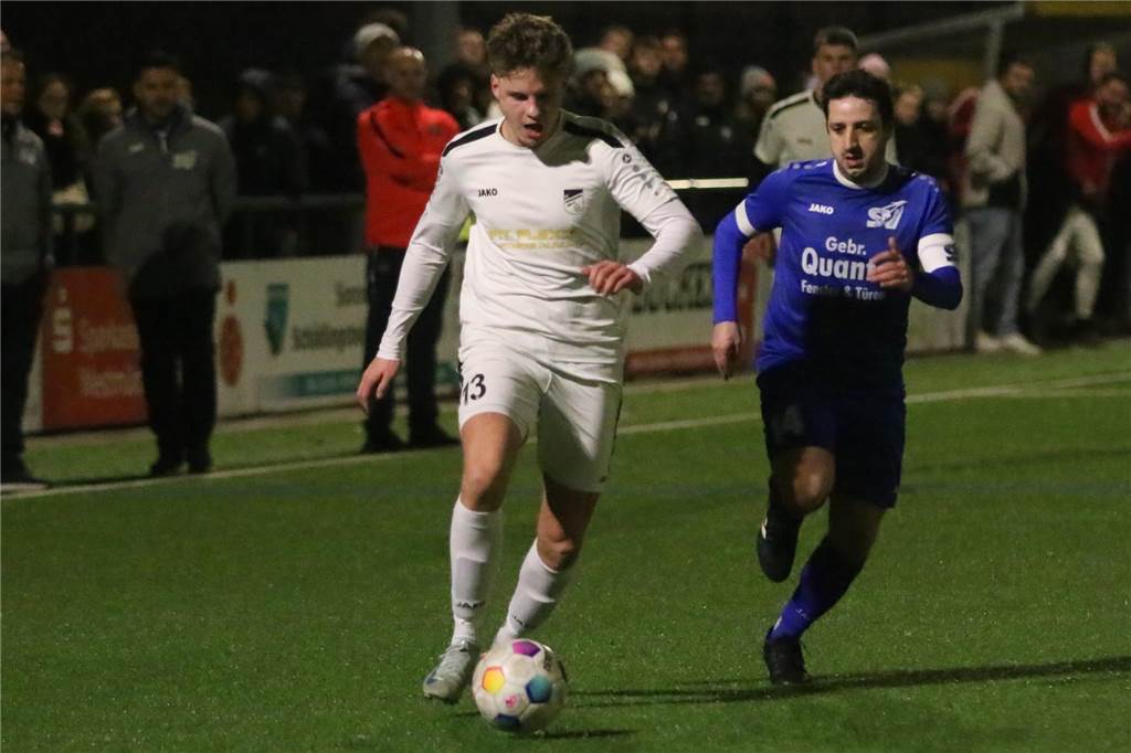 Lukas Aldenhövel vom FC Nordkirchen II läuft mit dem Ball.