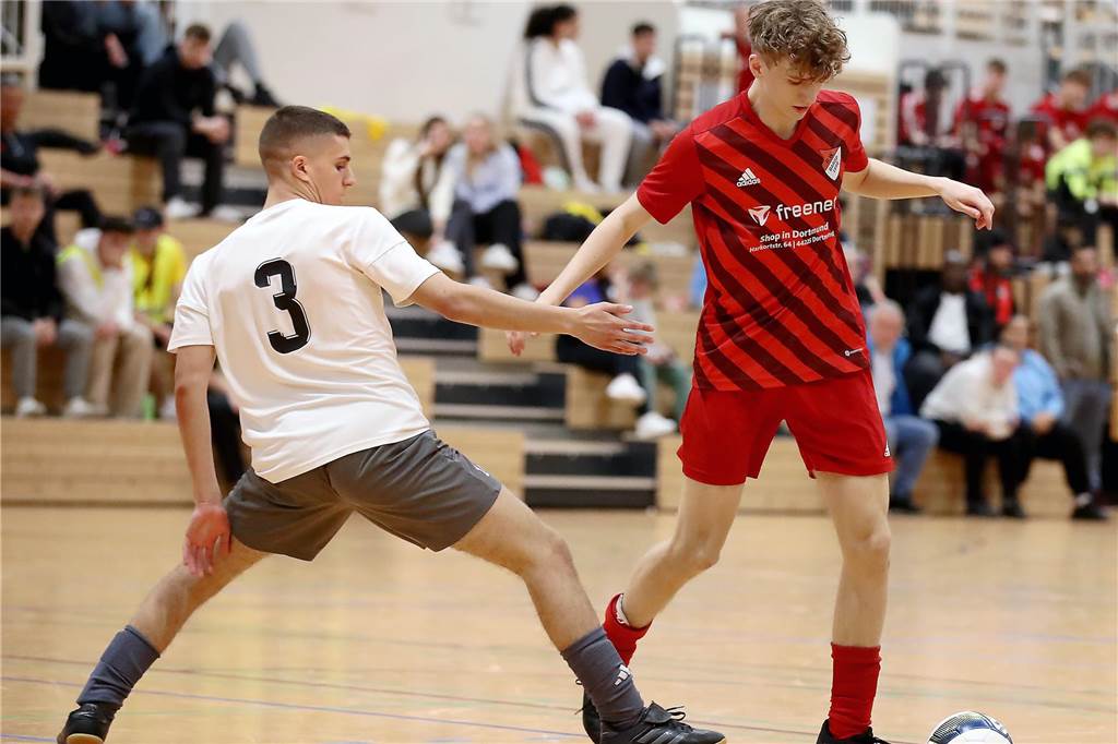Überraschender Sieger bei HSM: Barop wird im Endspiel Abgeschossen Ein Spieler von Barop und Körne kämpfen um den Ball