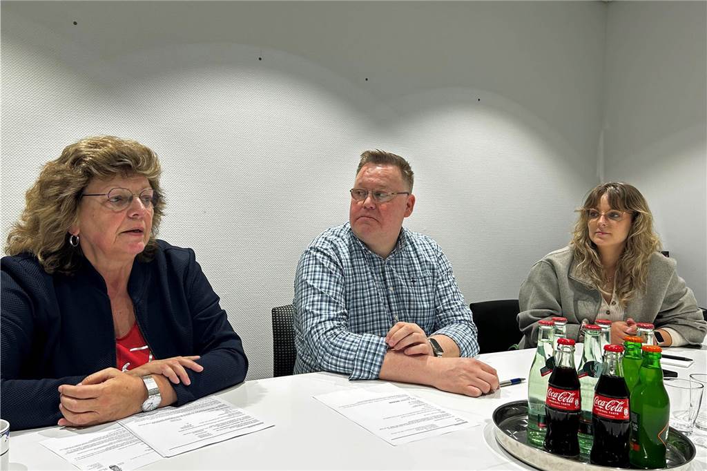 Hotel „12 Bäume“ wird Unterkunft für Geflüchtete: Platz für bis zu 70 Menschen Sozialdezernentin Kordula Mertens, Abteilungsleiter Jörg Bielefeld und Bürgerdialogmanagerin Dr. Linn-Julia Temmann (von links) sitzen in einem Besprechungsraum an einem Tisch.