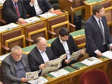 Sozialistische Abgeordnete lesen im ungarischen Parlament demonstrativ die oppositionelle Zeitung "Nepszabadsag". Sie sehen die Pressefreiheit bedroht. Foto: Zoltan Mathe