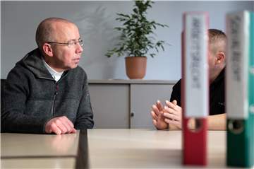 Sozialpfarrer Peter Kossen (l.) spricht mit Arbeitsmigranten aus Ost- und Südosteuropa, die unter schwierigen Arbeitsverhältnissen leiden, und macht sich zu ihrem Anwalt.  