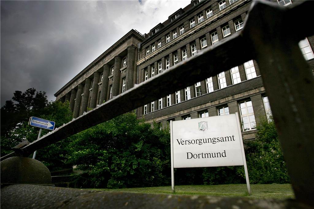 Ein Schild mit der Aufschrift "Versorgungsamt Dortmund" vor der ehemaligen Hoesch-Zentrale