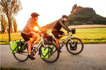 Spätestens ab 20 kg sollten Radreisende ihr Equipment auf das gesamte Rad verteilen - der Fahrdynamik zuliebe. Foto: ortlieb.com/pd-f