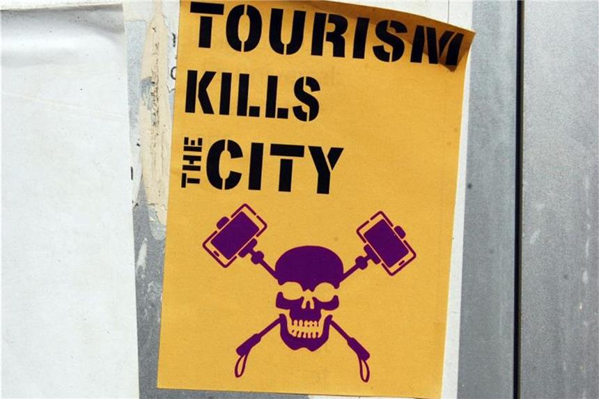 Nur fünf Reiseländer gelten mehrheitlich als sicher Spanien gilt nur knapp der Hälfte der Befragten als ein Land, in dem sie sich im Urlaub wohl fühlen. Grund sind wohl auch Demonstrationen gegen zu viele Touristen. Foto: Patrick Schirmer Sastre/dpa