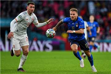 Spaniens Aymeric Laporte (l.) und Italiens Ciro Immobile kämpfen um den Ball.