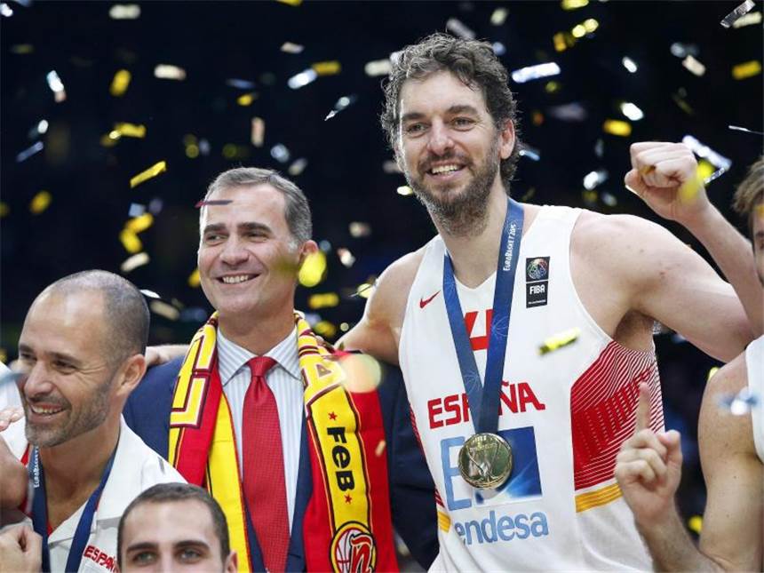 Gasol führt Spanien gegen Litauen zum EM-Titel Spaniens König Felipe freute sich mit dem überragenden Pau Gasol bei der Siegerehrung. Foto: Yoan Valat