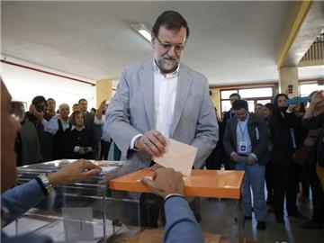 Spaniens Ministerpräsident Mariano Rajoy gibt seine Stimme in Madrid ab. Foto: Juan Carlos Hidalgo