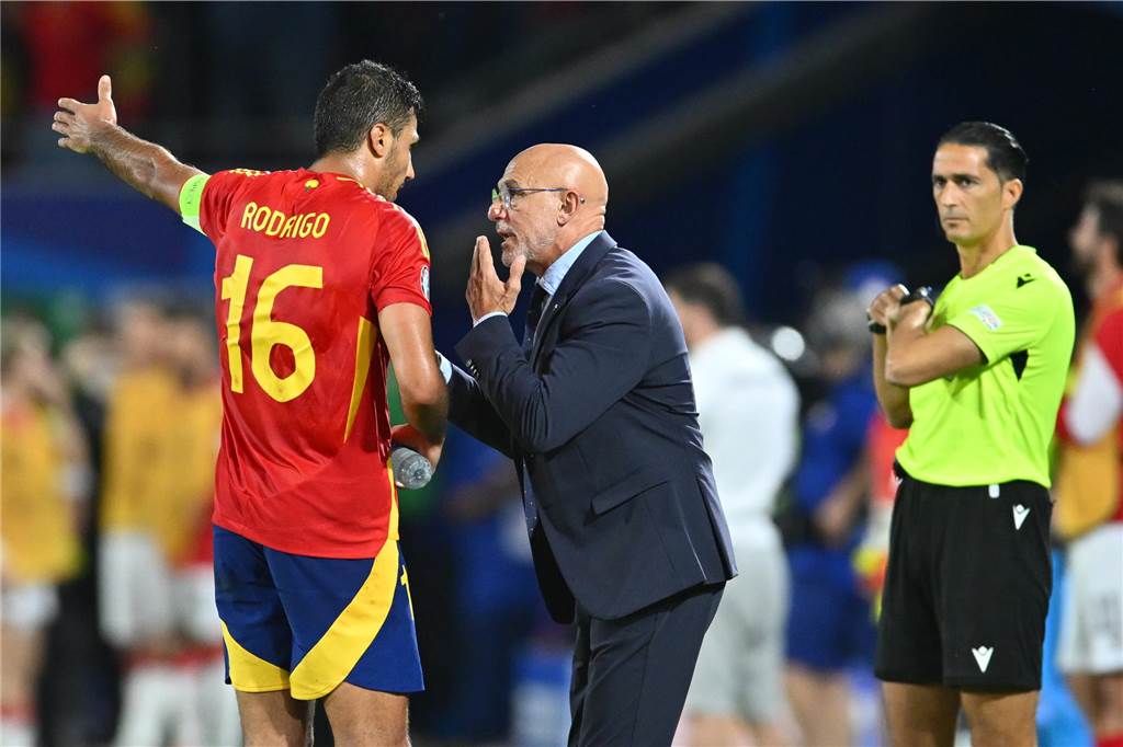 BVB-Trainer Rios über das EM-Duell Spanien gegen Deutschland: „Sie sind einen Tick stärker“ Luis de la Fuente spricht mit Rodrigo.