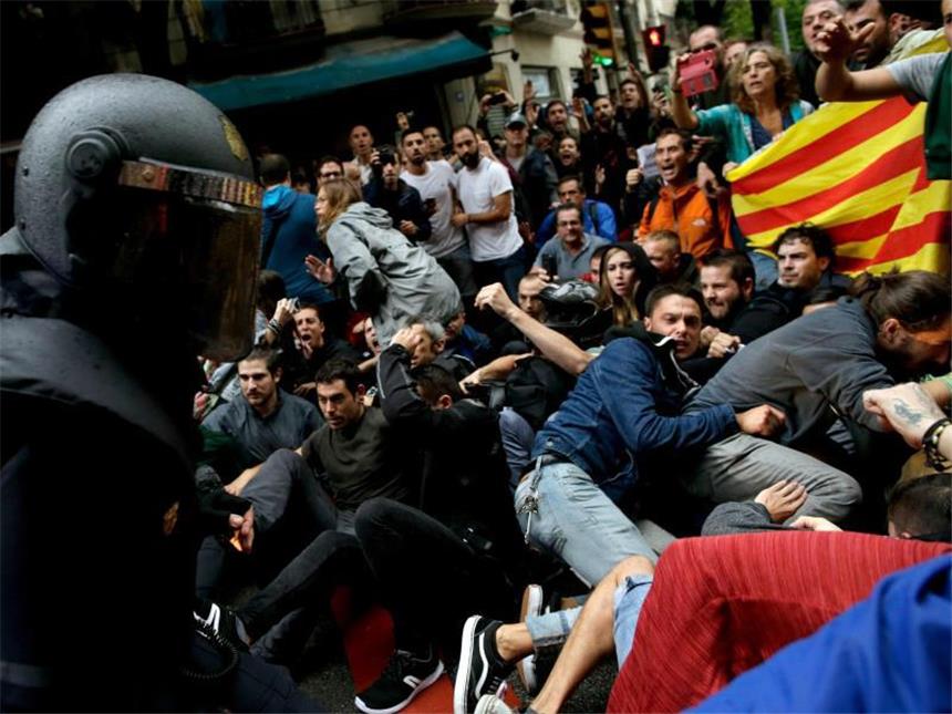 Katalonien bereitet sich auf die Abspaltung von Spanien vor Spanische Polizisten und Pro-Referendum-Demonstranten. Insgesamt wurden im Zusammenhang mit der Abstimung twa 900 Menschen verletzt. Foto: Manu Fernandez