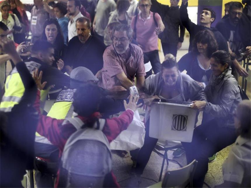 Hunderte Verletzte nach Gewalt bei Katalonien-Abstimmung Spanische Polizisten versuchen in einem Wahllokal Wahlhelfern eine Urne zu entreißen. Foto: Manu Brabo