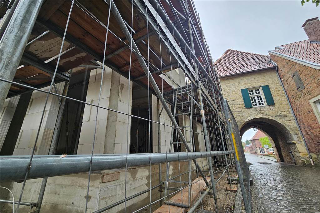 Ein Blick hinter die Kulissen der großen Landesburg-Baustelle Ein Bauzaun trennt in Nienborg eine Baustelle von der Straße ab