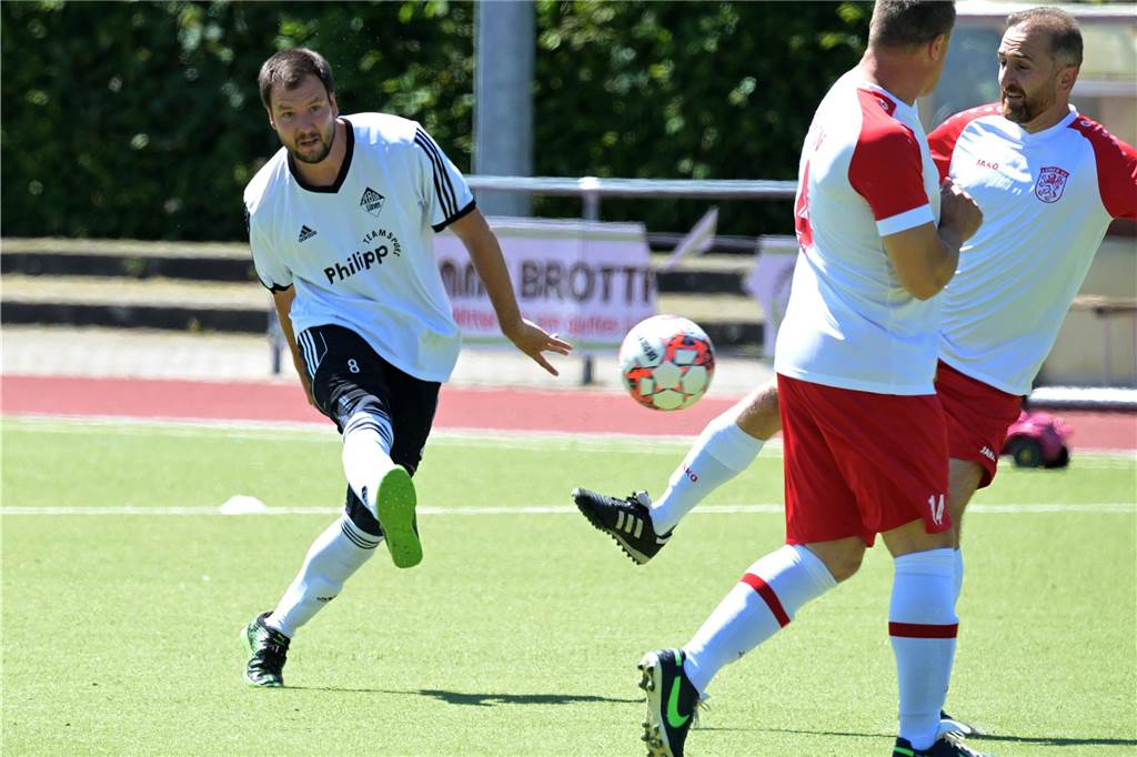 Lüner SV jubelt über Erfolg bei den Altherren: Turnier ohne Gegentor Spannende Spiele lieferten sich die Altherren der Lüner Fußballvereine.