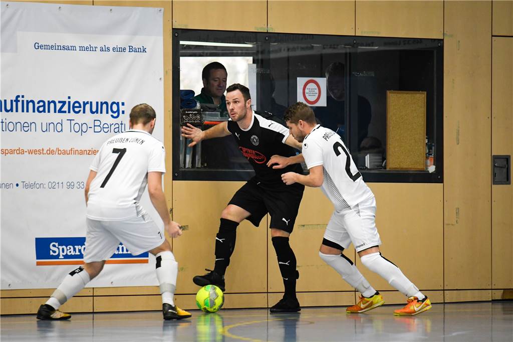 Der BV Brambauer ist neuer Lüner Hallenstadtmeister: Der Finaltag in unserem Liveticker Spannendes Duell in der Gruppe B: Westfalia Wethmar mit Dennis Wagner (M.) und der SV Preußen mit Fabian Vom Hofe (r.) trennen sich 4:4.
